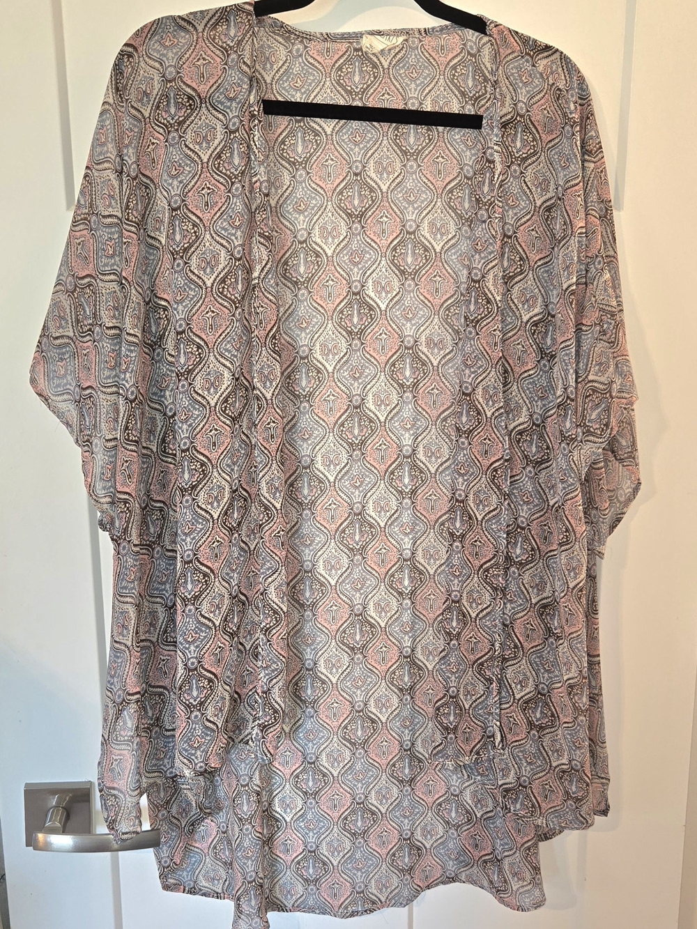 La Hearts Paisley Print Open Cardigan in Pink and Light Gray